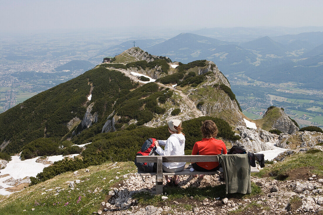 Zwei Wanderer beim rasten, Untersberg, Salzburg, Österreich