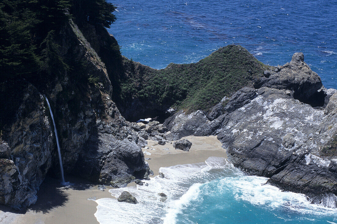 McWay Wasserfall am Pazifik, Big Sur, Kalifornien, USA