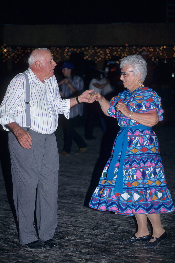 Senioren Paar beim Tanzen, Cabaret Dancehall, Bandera, texas, USA