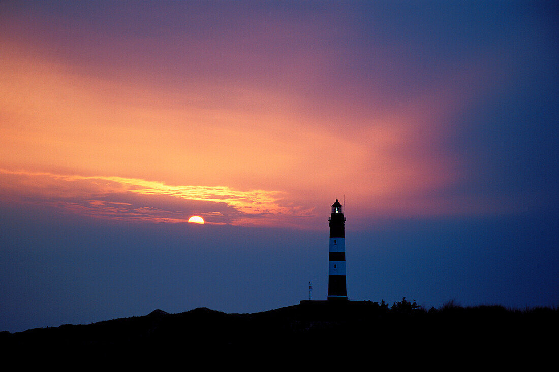 Leuchtturm bei Sonnenuntergang, Dünen, Amrum, Nordfriesische Inseln, Schleswig-Holstein, Deutschland