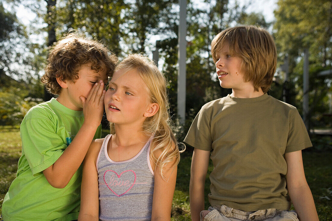 Kinder spielen Stille Post, Kindergeburtstag