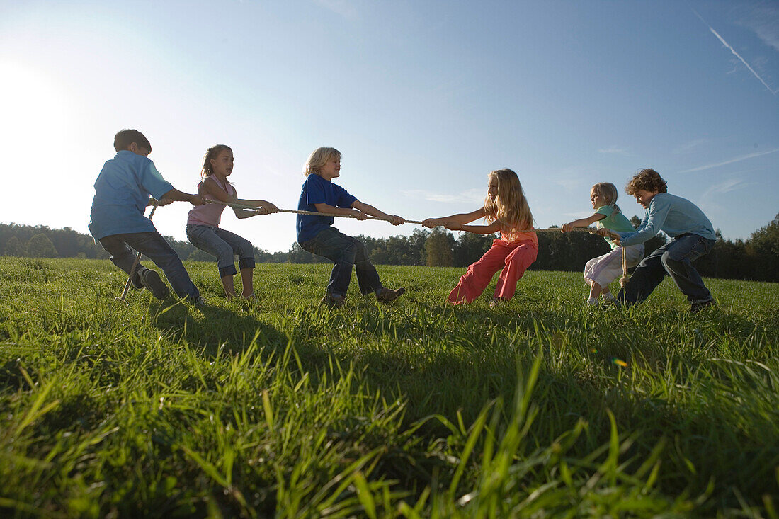 Kinder spielen Tauziehen, Kindergeburtstag