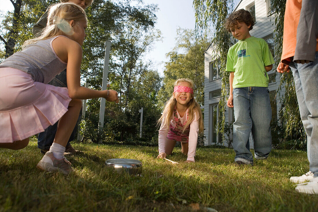 Kinder spielen Topfschlagen, Kindergeburtstag