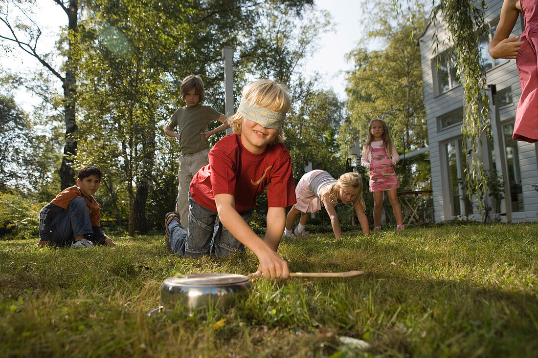 Kinder spielen Topfschlagen, Kindergeburtstag