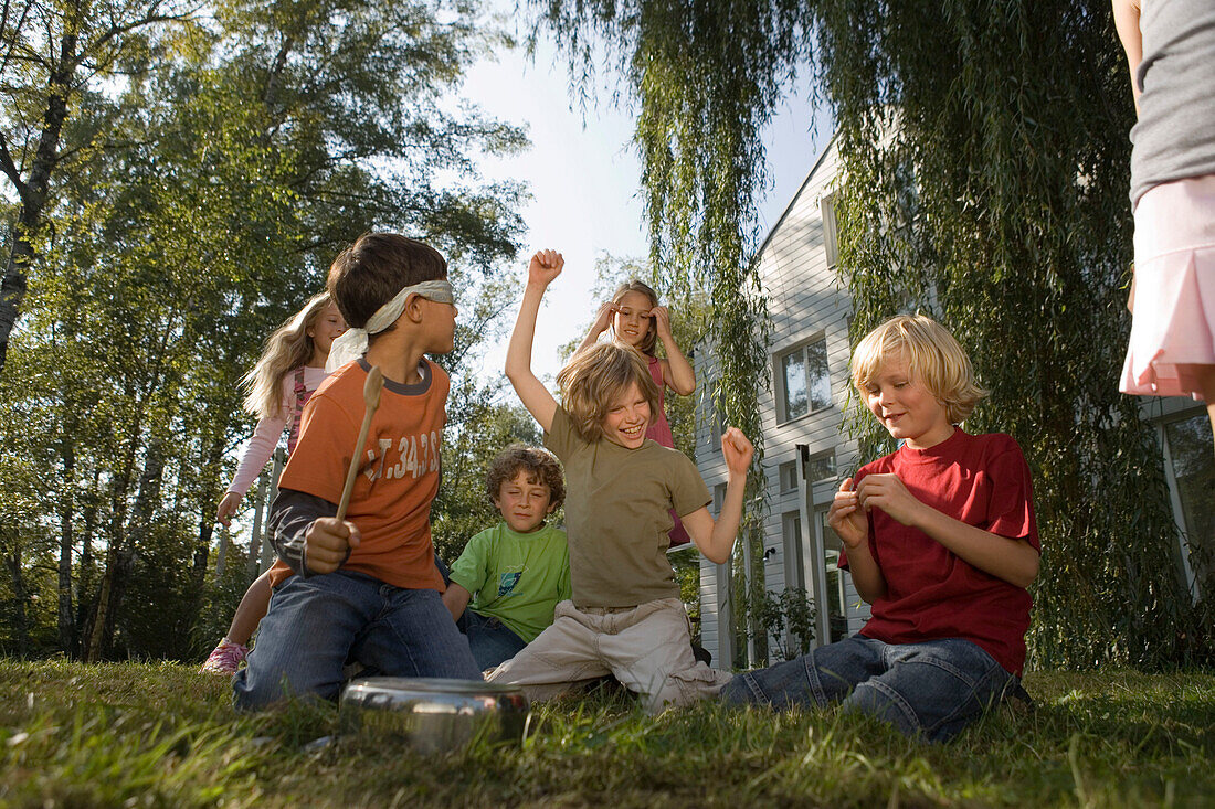 Kinder spielen Topfschlagen, Kindergeburtstag