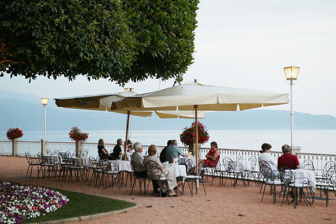 Touristen sitzen in einem Café am Gardasee, Italien