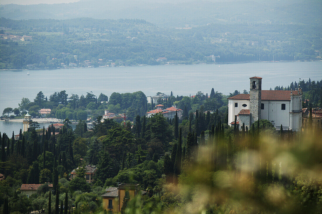 Blick über den Gardasee, Gardone Riviera, Lombardei, Italien