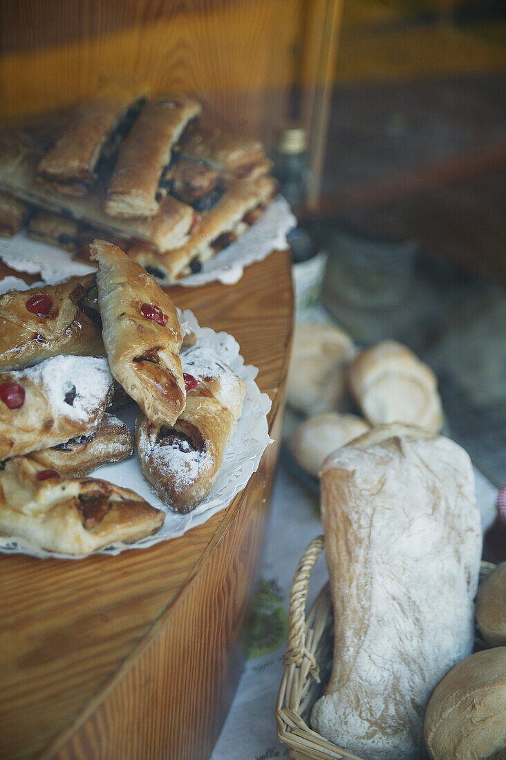Cookies and bread in an Italian bakery, Italia