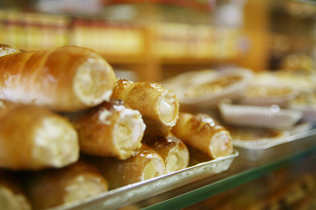 Cream horns in an Italian bakery, Italia