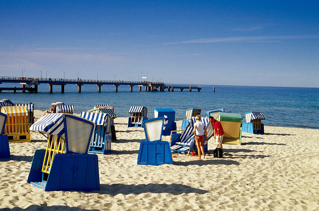 Seebrücke und Strand, Göhren, Rügen, Mecklenburg-Vorpommern, Deutschland