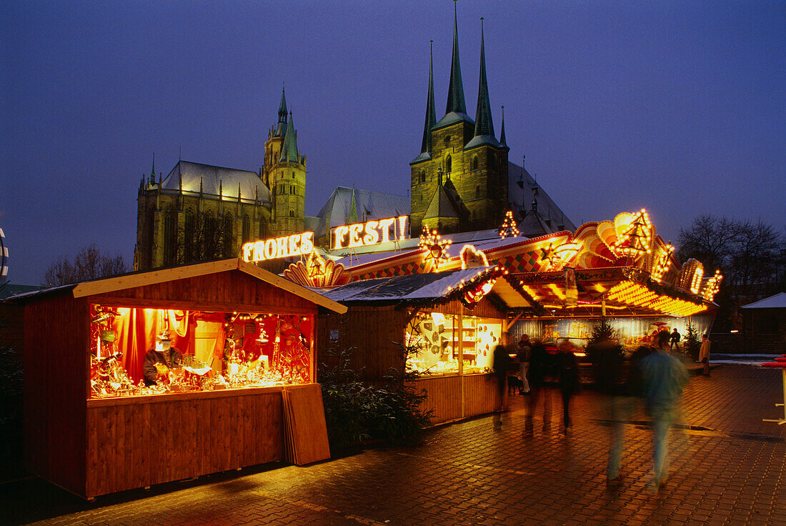 Leute laufen am Abend über Erfurter Weihnachtsmarkt auf dem Domplatz, Erfurt, Thüringen, Deutschland
