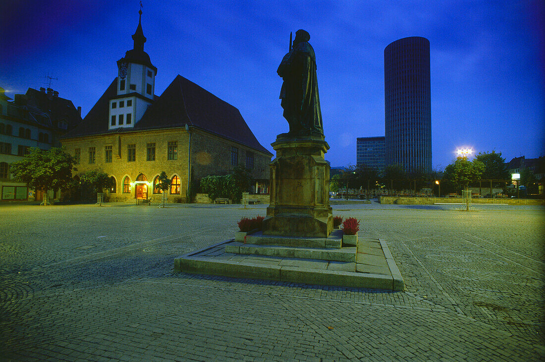 Blick über den Marktplatz mit Denkmal von Johann Friedrich I mit Rathaus und JenTower im Hintergrund bei Nach, Jena, Thüringen, Deutschland