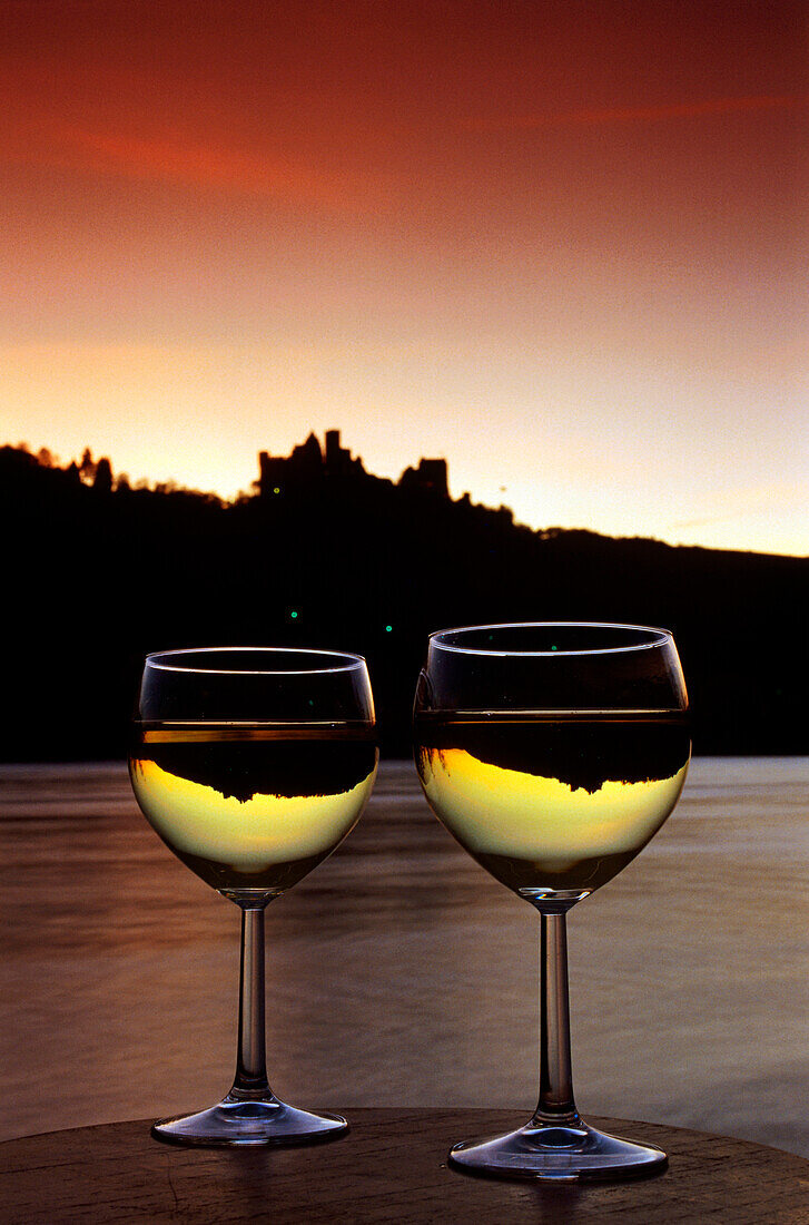 Burg Schönburg spiegelt sich in zwei Gläsern Weißwein, Oberwesel, Rhein, Rheinland-Pfalz, Deutschland