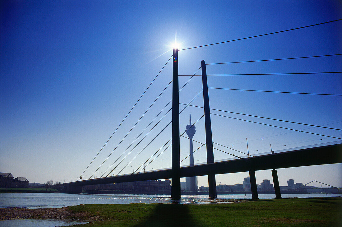 Rheinturm und Rheinkniebrücke, Düsseldorf, Nordrhein-Westfalen, Deutschland