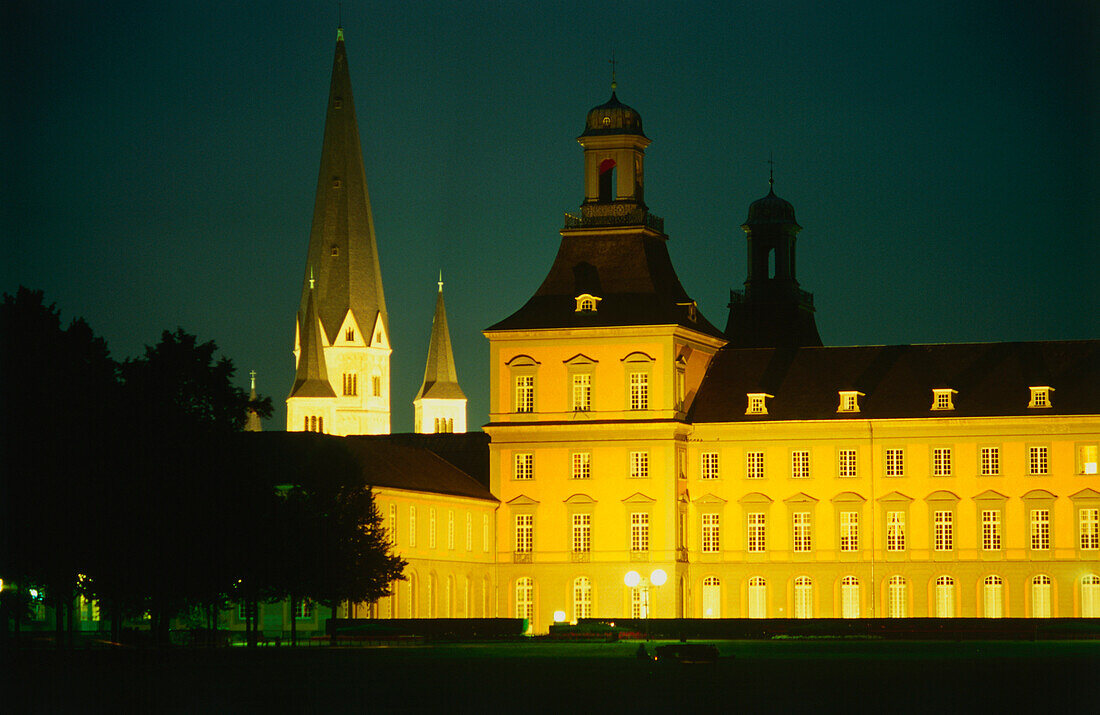 Beleuchtetes Kurfürstliches Schloss Bonn (Universität) bei Nacht, Bonn, Nordrhein-Westfalen, Deutschland