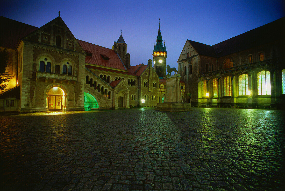 Blick über den Burgplatz mit Braunschweiger Löwe auf Burg Dankwarderode am Abend, Braunschweig, Niedersachsen, Deutschland