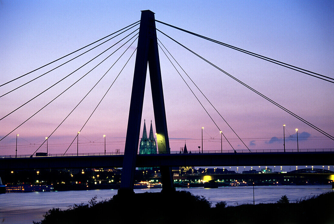 Severinsbrücke und Kölner Dom im Abendrot, Köln, Nordrhein-Westfalen, Deutschland