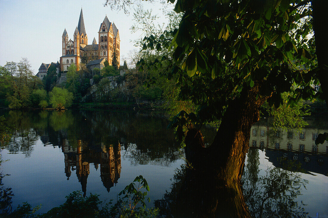 Limburger Dom spiegelt sich in der Lahn, Limburg an der Lahn, Hessen, Deutschland