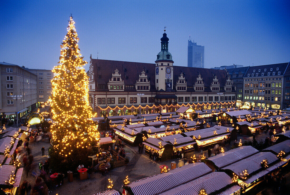 Blick auf Weihnachtsmarkt vor dem Alten Rathaus, Leipzig, Sachsen, Deutschland