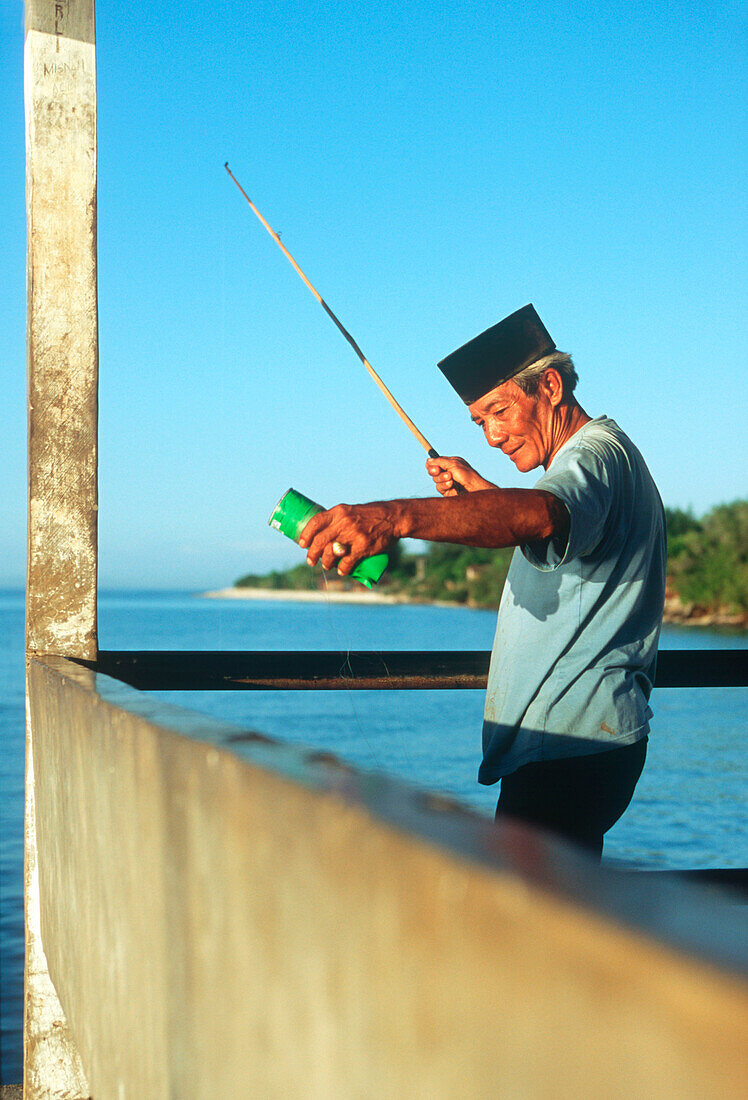 alter Fischer auf Steg, Lombok, Gili Trawangan, Indonesien