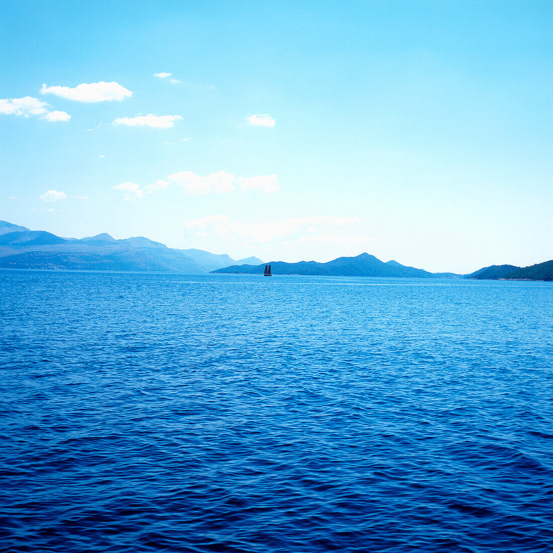 Blick über den Stonski Kanal mit Segelboot auf die Halbinsel Peljesac, Dalmatien, Kroatien