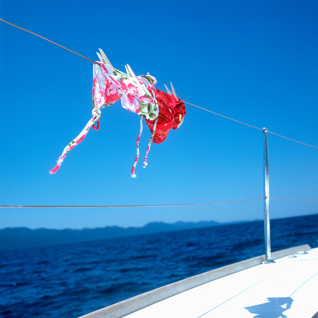 Bikinis hängen auf einer Leine von einem Segelboot zum trocknen, Adria, Dalmatien, Kroatien