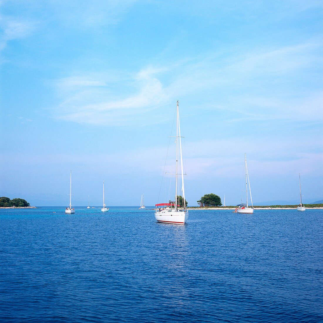 Segelboote ankern in einer Bucht, Dalmatien, Kroatien