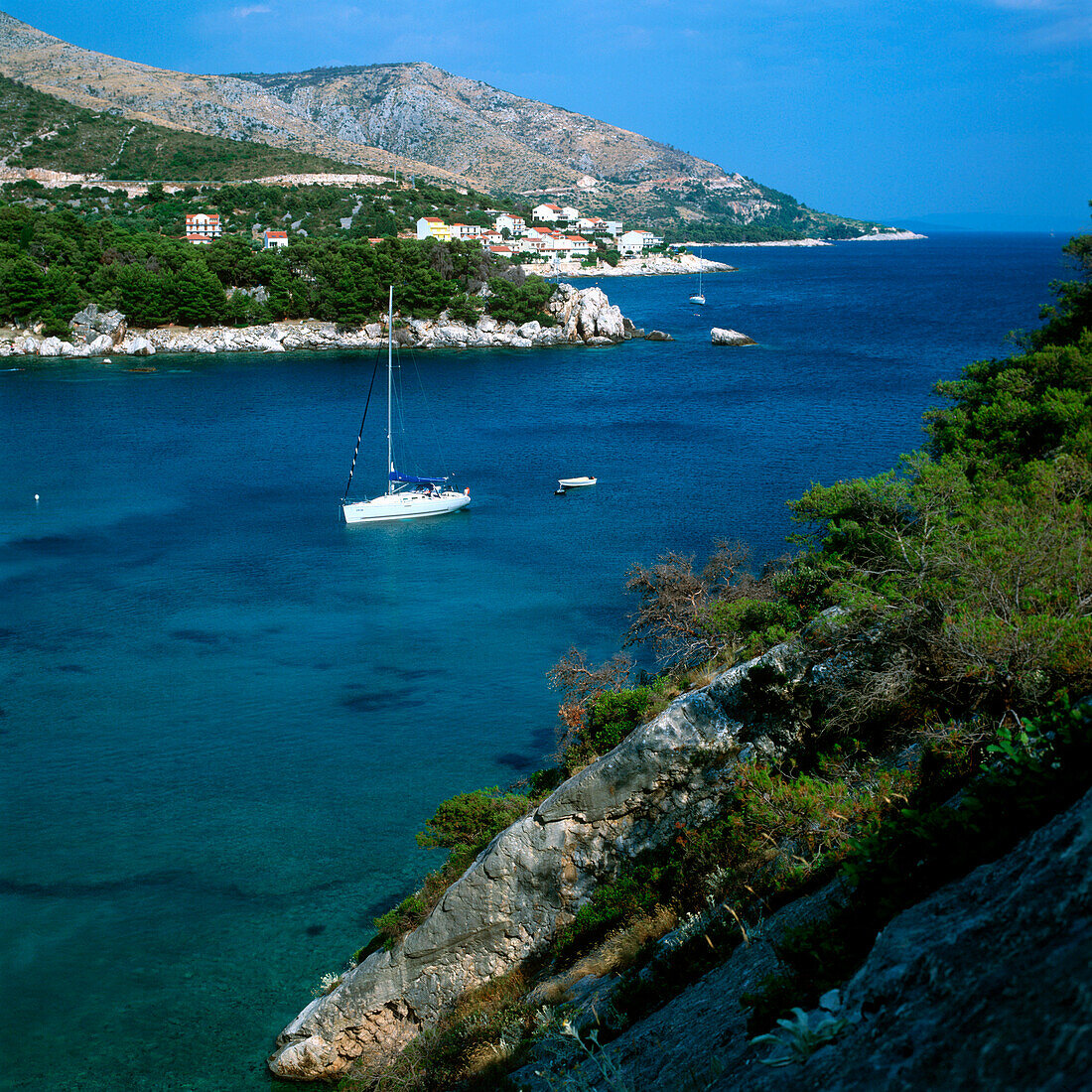 Blick über eine kroatische Küstenlandschaft mit Segelboot, Dalmatien, Kroatien