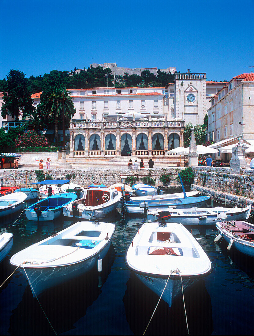 Boote liegen im Hafenbecken von Hvar, Hvar, Dalmatien, Kroatien