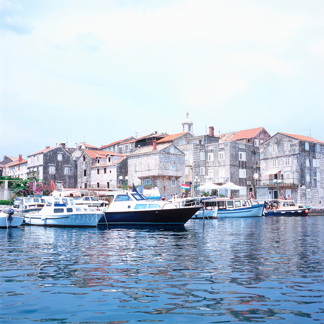 Blick über den Hafen mit Booten auf Altstadt, Korcula, Dalmatien, Kroatien