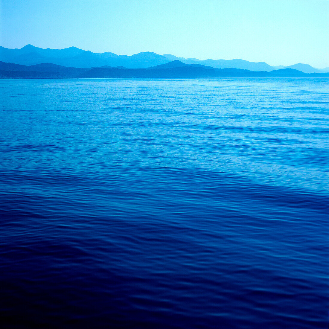 Küstensilhouette der Halbinsel Peljesac im Morgengrauen, Dalmatien, Kroatien