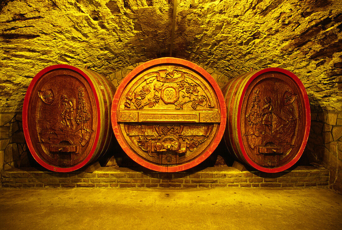Weinfässer in einem Weinkeller, Altenahr, Eifel, Rheinland-Pfalz, Deutschland