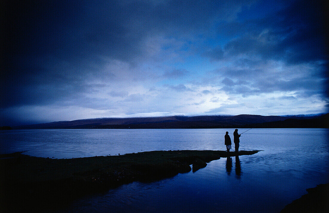 Ein Mann beim Fischen, Loch Eil, Highlands, Schottland, Grossbritannien