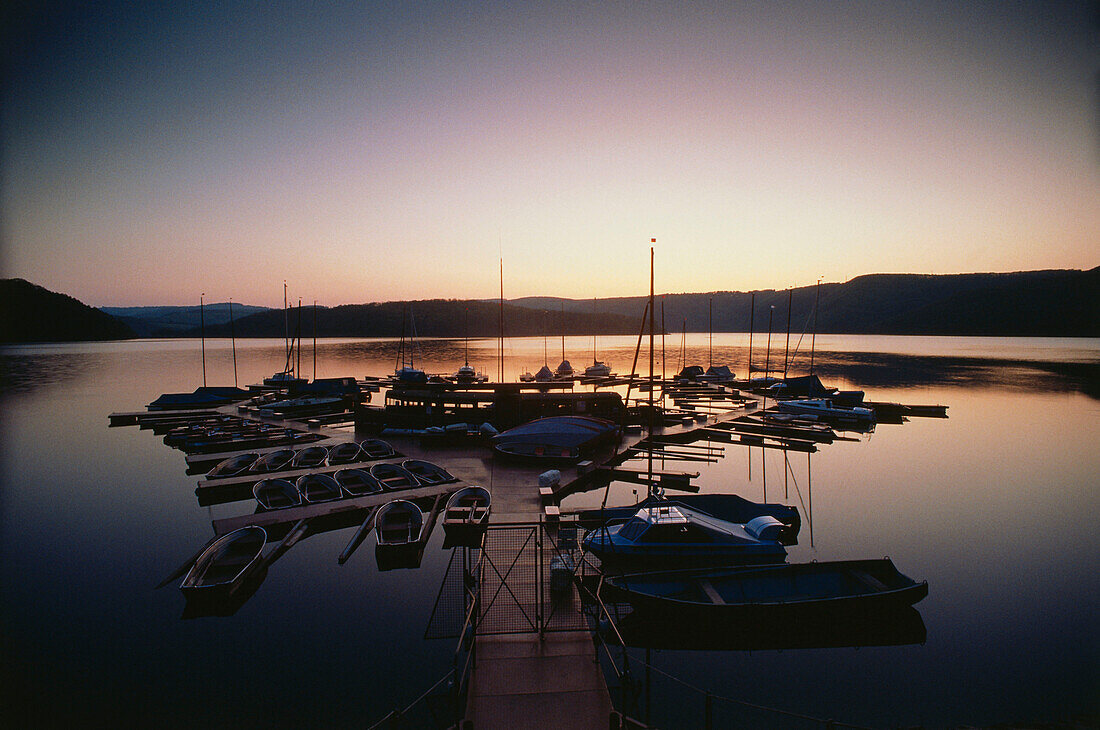 Rur Stausee in der Abenddämmerung, Heimbach, Rheinland-Pfalz, Deutschland