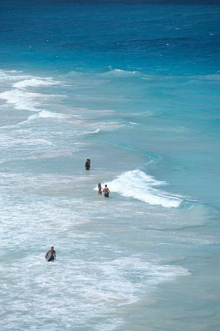 Urlauber beim schwimmen, Sam Lords Beach, Long Bay, St. Philip, Barbados, Karibik