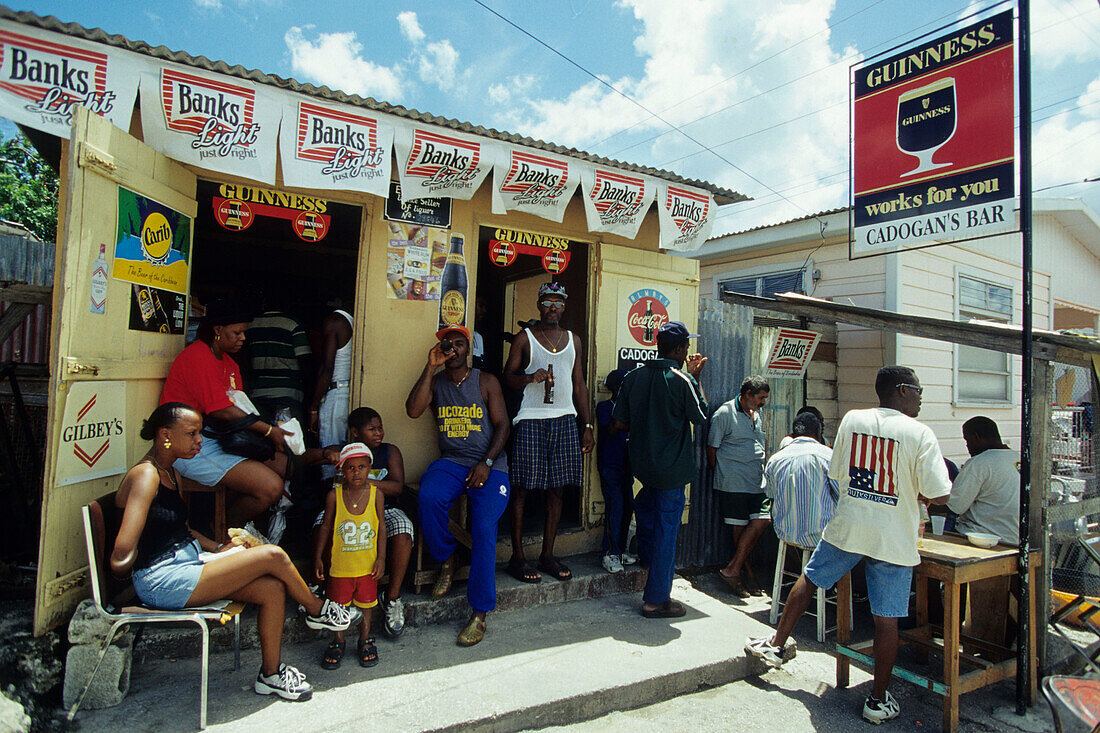 Eine typische Bar, Cadogan's Bar Rum Shop, Crop-Over Festival, Bridgetown, Barbados, Karibik
