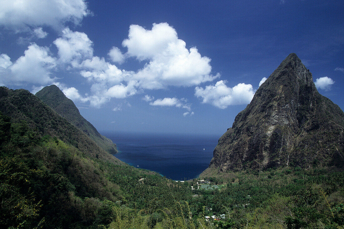 Berge, The Pitons, View from Ladera Resort, near Soufriere, St. Lucia, Karibik