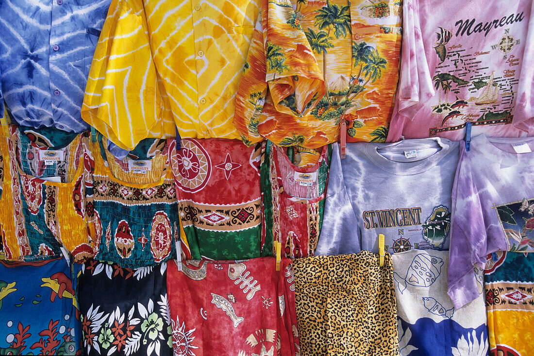 Bunte T-Shirts, Andenken, Petit Rameau Island, Tobago Cays, St. Vincent & The Grenadines, Karibik