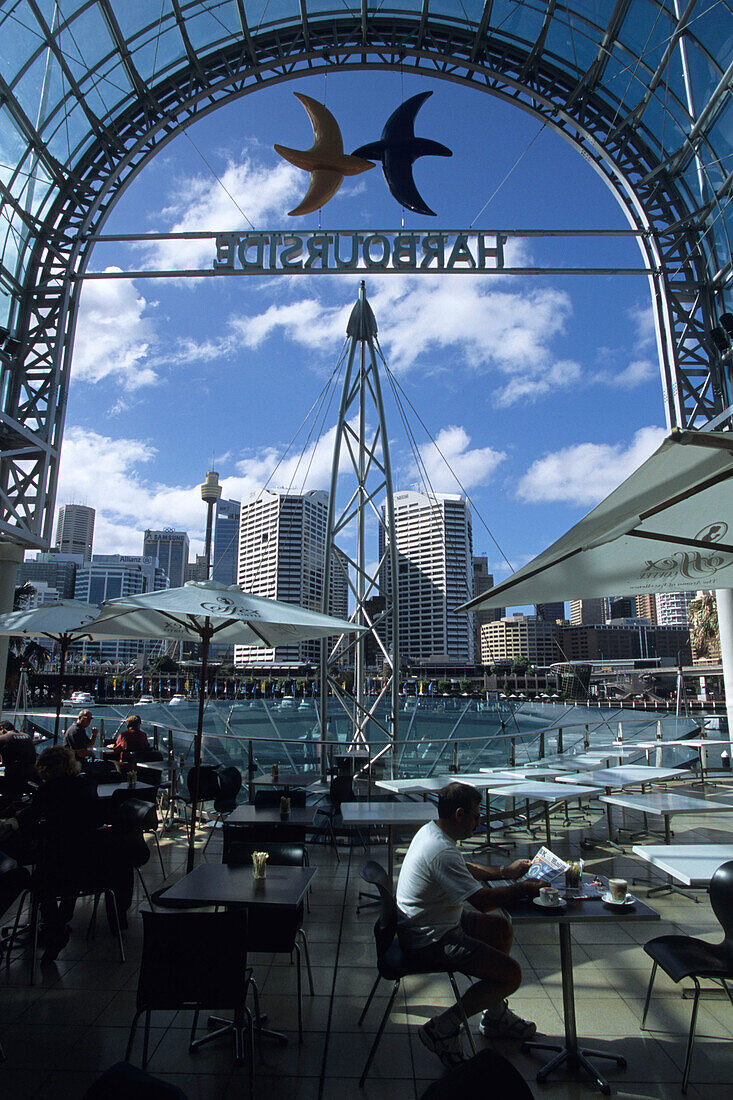 Ein Strassencafe in Harbourside Shopping Complex, Darling Harbour, Sydney, New South Wales, Australien