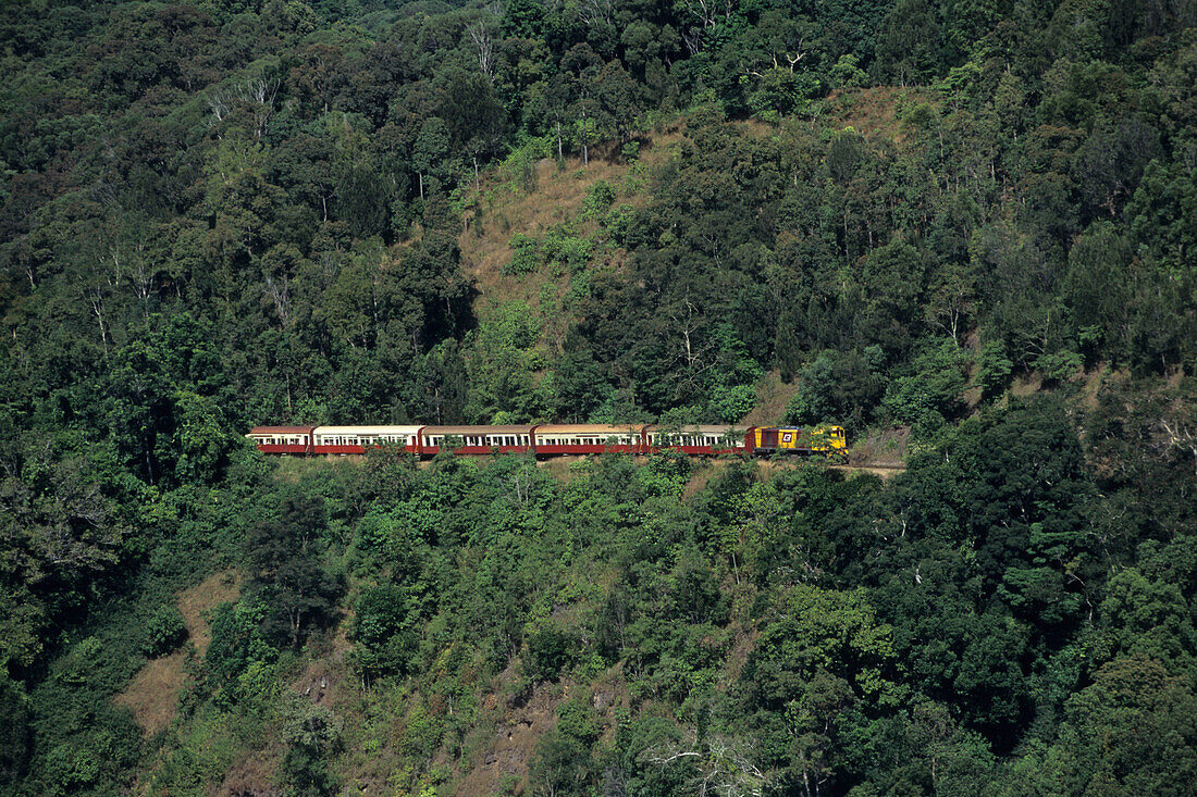 Eine Eisenbahnlinie und Zug, Kuranda Scenic Train, in der Nähe von Kuranda, Queensland, Australien