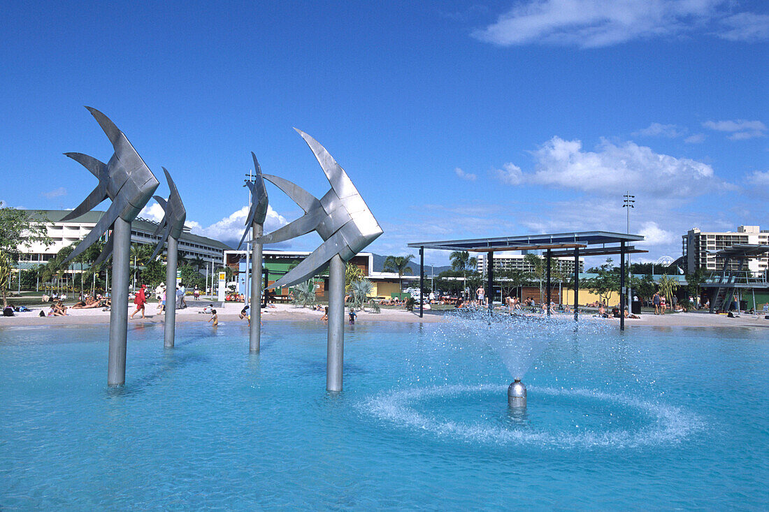 Eine Fischskulptur und Springbrunnen in Esplanade Lagoon, Cairns, Queensland, Australien