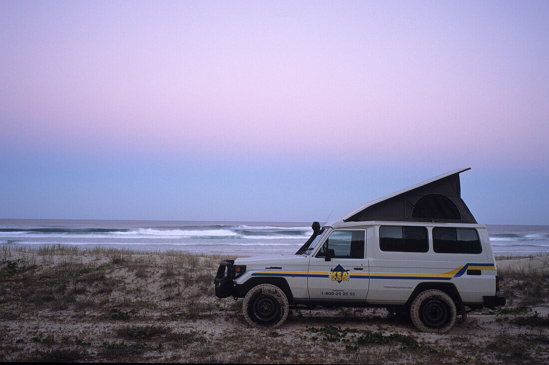 Ein Camper mit Allradantrieb in der Dämmerung, Fraser Island, Queensland, Australia