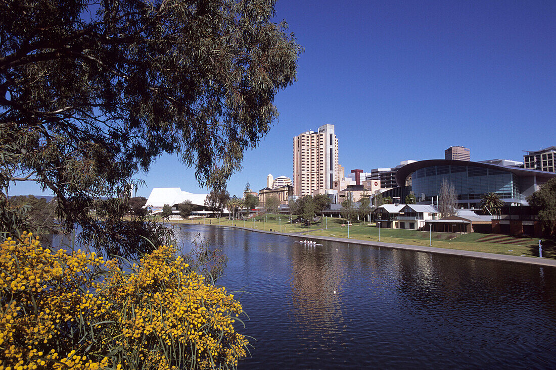 Torrens Fluß und Blick auf Adelaide, Adelaide, Südaustralien, Australien