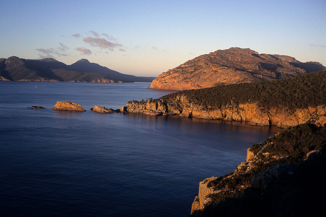 Carp Bay bei Sonnenaufgang, Blick von Cape Tourville, Freycinet National Park, Tasmanien, Australien