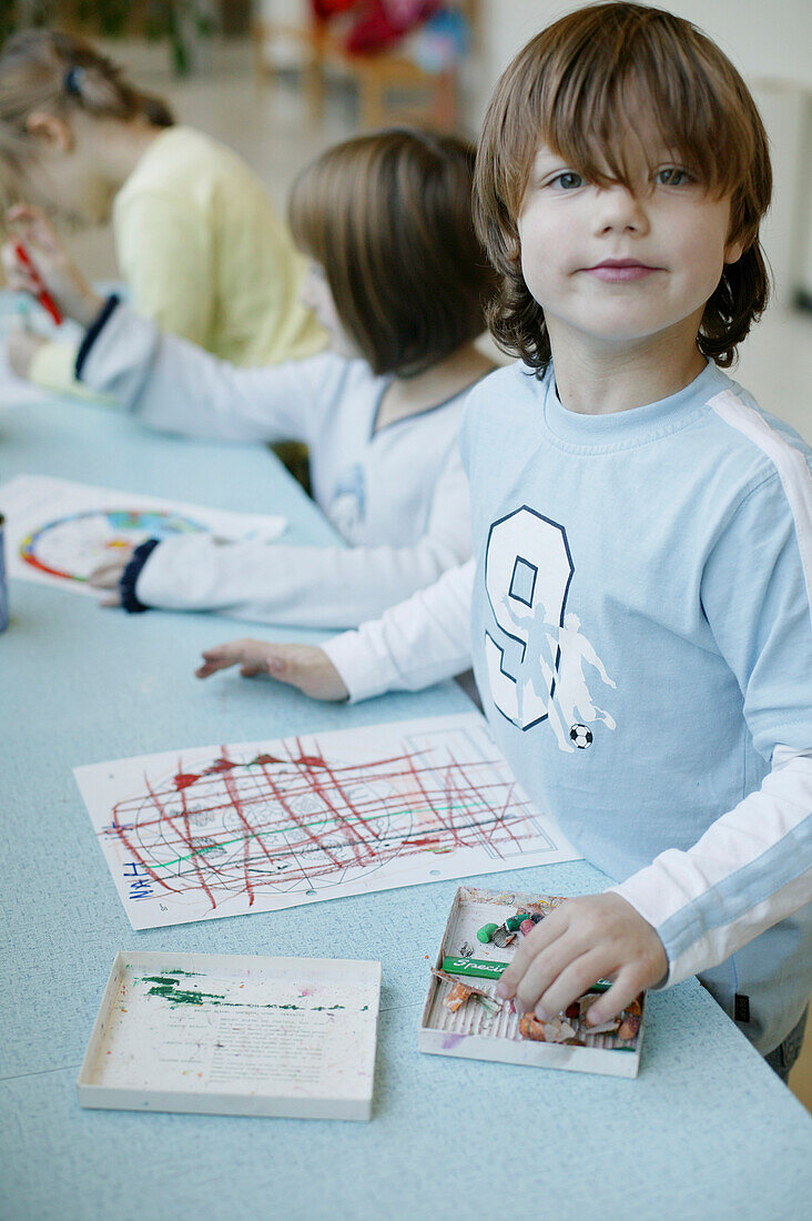 Kinder beim Zeichnen, Porträt von einem Jungen