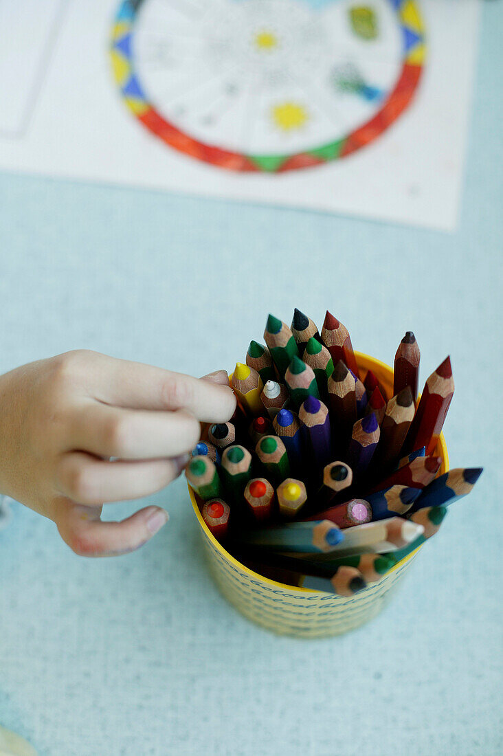 Kind wählt einen Buntstift aus, Nahaufnahme