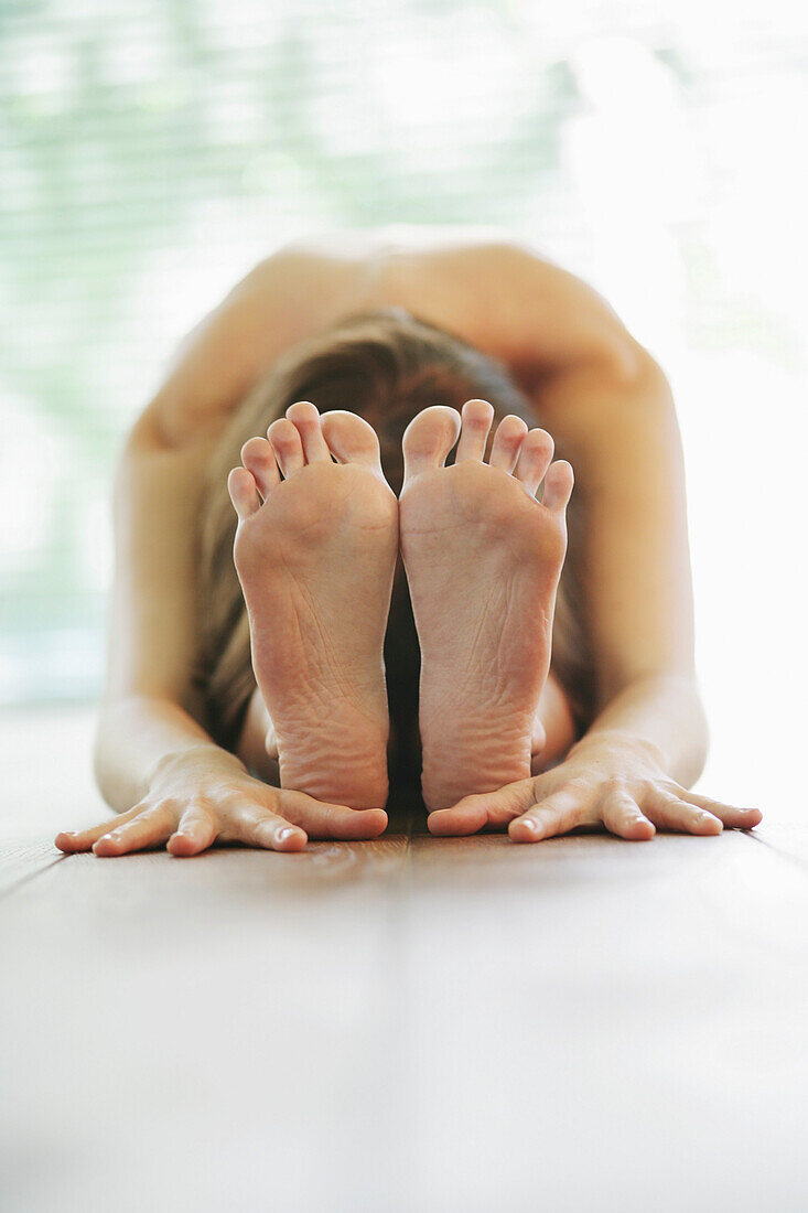 Junge Frau in Yoga Position