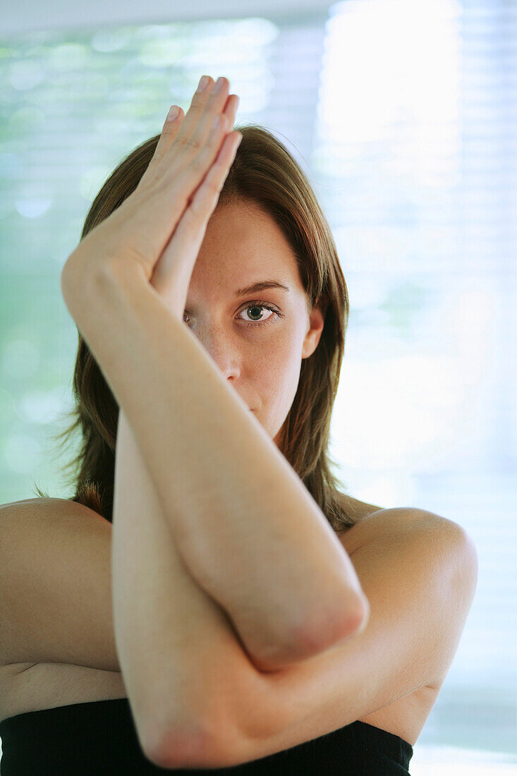 Junge Frau in Yoga Position