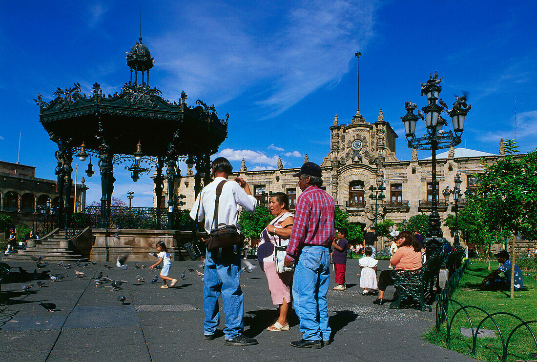Tourists at the barock palace, Palacio de Gobierno at Plaza de Armas Guadalajara, Mexiko