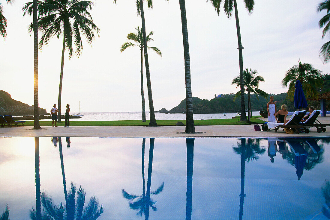 Hotel Careyes und Pool zur Abenddämmerung, Costa Allegre bei Puerto Vallarta, Mexiko